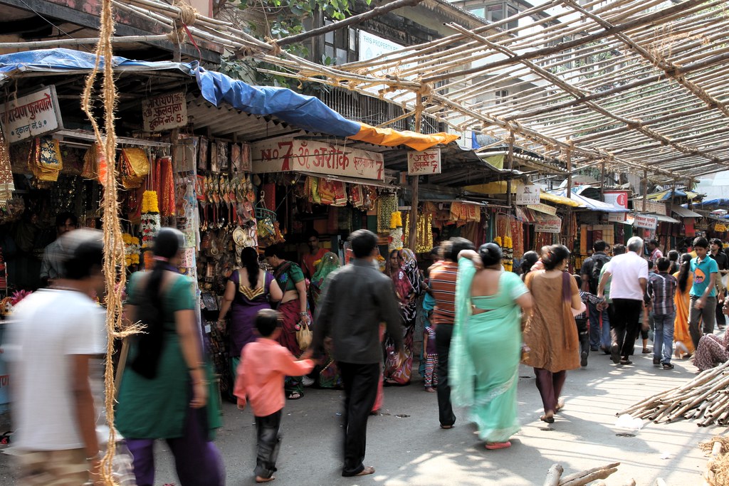 Sea-facing Promenade in Mahalakshmi Temple Mumbai