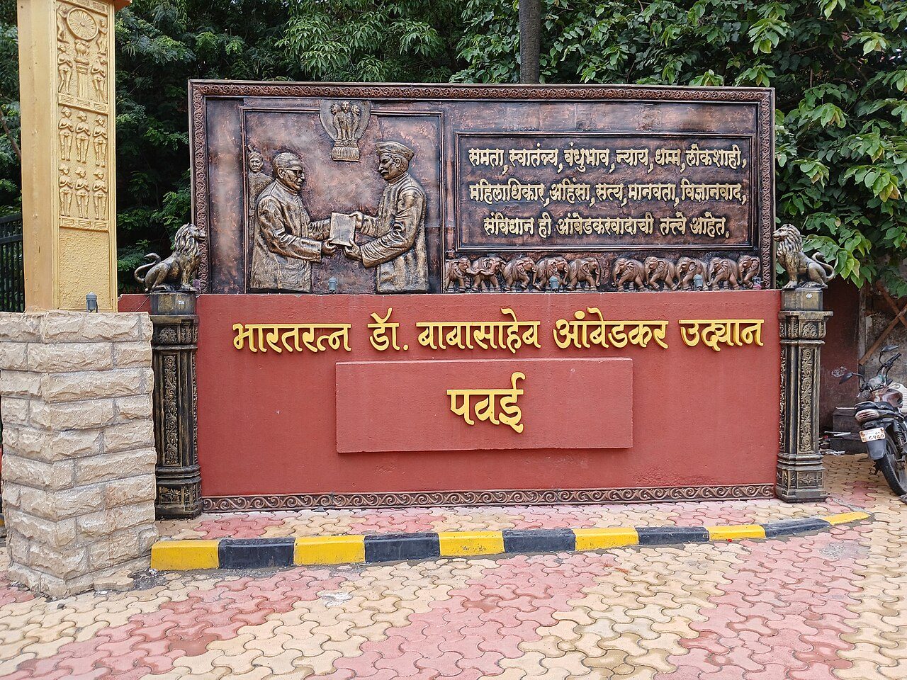 Scenic view of Powai Lake, Mumbai