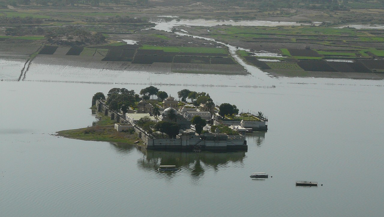 Lake Pichola — popular tourist destination in Rajasthan