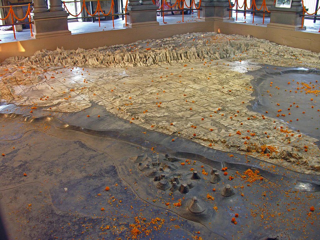 Kashi Vidyapith Campus — Mumbai to Bharat Mata Temple trip